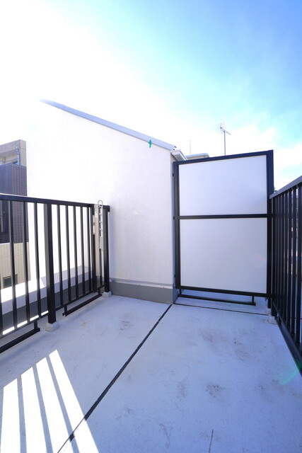ＡＧＲＡＴＩＯ　ＴＥＲＲＡＣＥ　恵比寿（アグレシオ　テラス　のバルコニー|外からの目が気にならないバルコニーで洗濯物が干せます