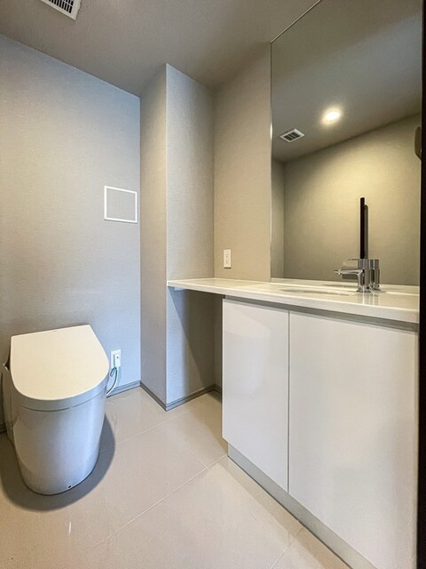 ビバリーホームズ広尾のトイレ|落ち着いた色調のトイレです
