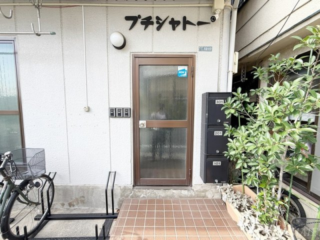 プチシャトーのエントランス|建物入口です☆