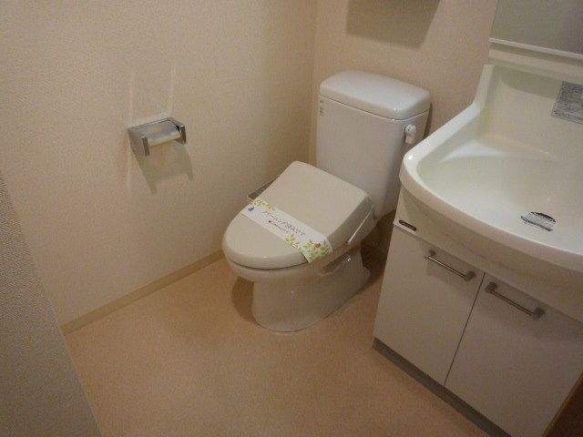 ＣＯＺＹ ＣＯＵＲＴ 三軒茶屋 ＴＯＫＹＯの洗面所|忙しい朝には欠かせない洗面所です