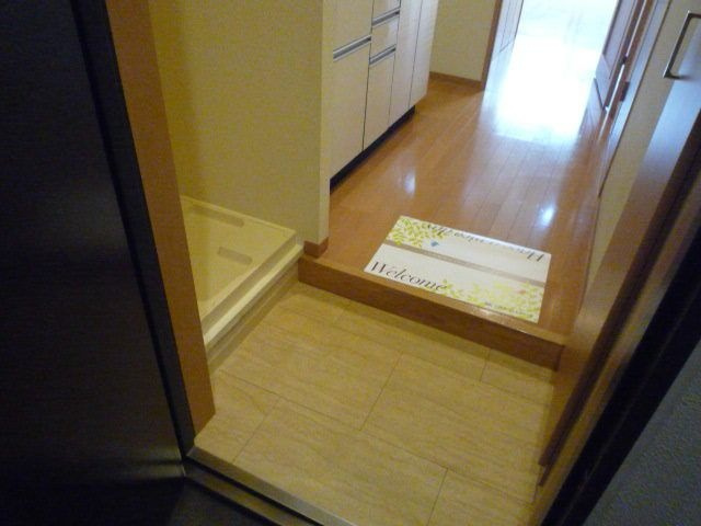 ＣＯＺＹ ＣＯＵＲＴ 三軒茶屋 ＴＯＫＹＯの玄関|明るい玄関です