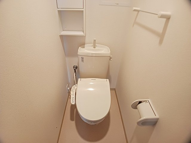 イマンのトイレ|落ち着いた色調のトイレです