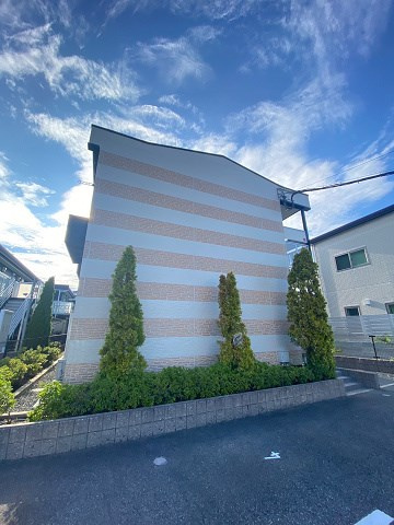 レオパレスセリバテール仁川の外観