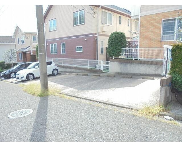 コンフォート池尻Cの駐車場