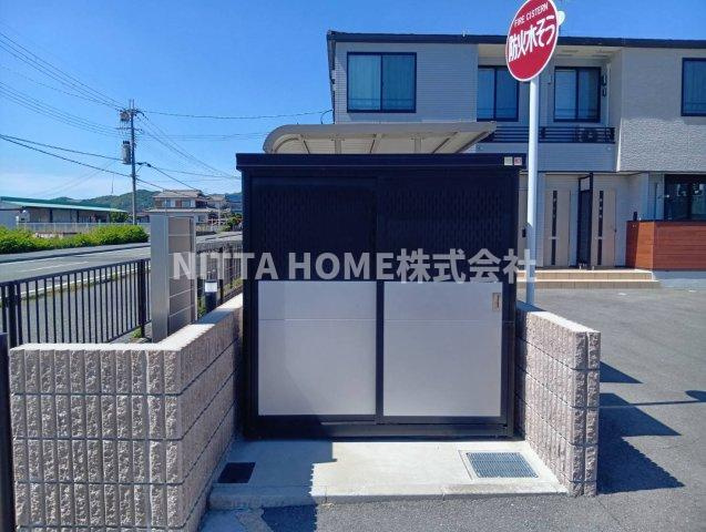 メゾン・レゾナンス　Ⅲのエントランス|専用のゴミ捨て場があります＊