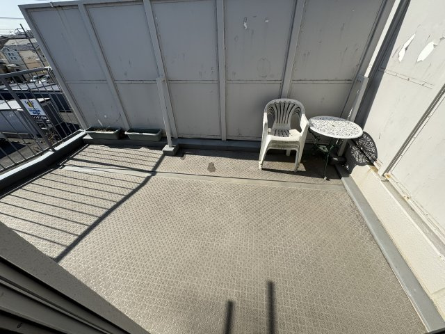 サンフィールド吉川3号棟のバルコニー|バルコニーから繋がっている、南西向きのテラスです。