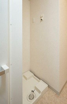 【設備】 | i-Suite Higashi Nakano | 室内洗濯機置き場。