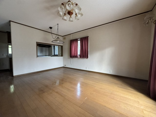 ゴルフ場近く！和室のくつろぎと緑のある暮らし。日光市沢又の二世帯住宅の居間・リビング