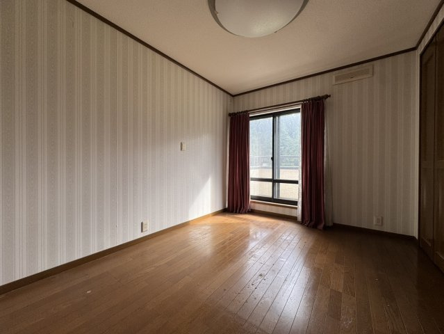 ゴルフ場近く！和室のくつろぎと緑のある暮らし。日光市沢又の二世帯住宅の洋室