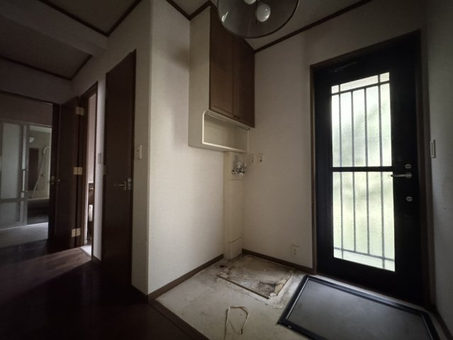 ゴルフ場近く！和室のくつろぎと緑のある暮らし。日光市沢又の二世帯住宅のランドリースペース