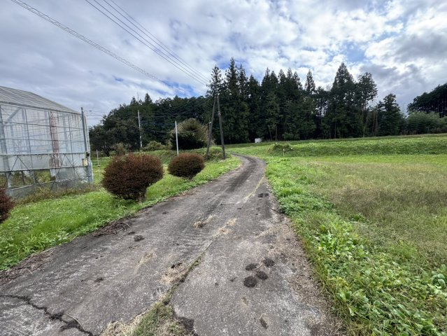ゴルフ場近く！和室のくつろぎと緑のある暮らし。日光市沢又の二世帯住宅の前面道路含む現地写真