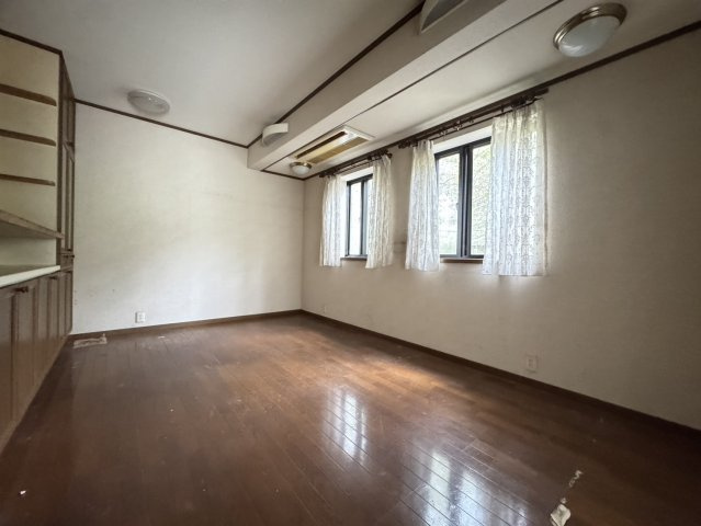 ゴルフ場近く！和室のくつろぎと緑のある暮らし。日光市沢又の二世帯住宅の居間・リビング