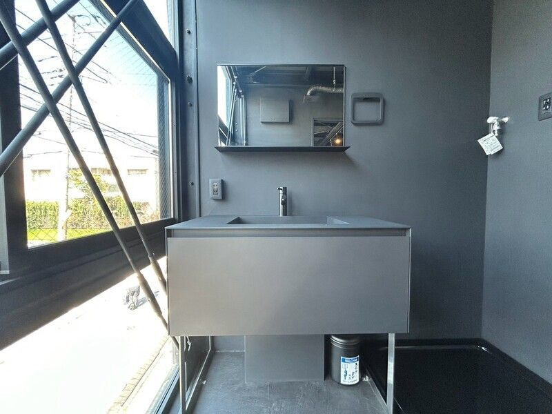奥沢1丁目ガレージハウスの独立洗面台|独立洗面台、朝の身支度には欠かせません