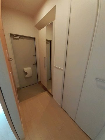 ネオ・クレメント　Ａの玄関|明るい玄関です