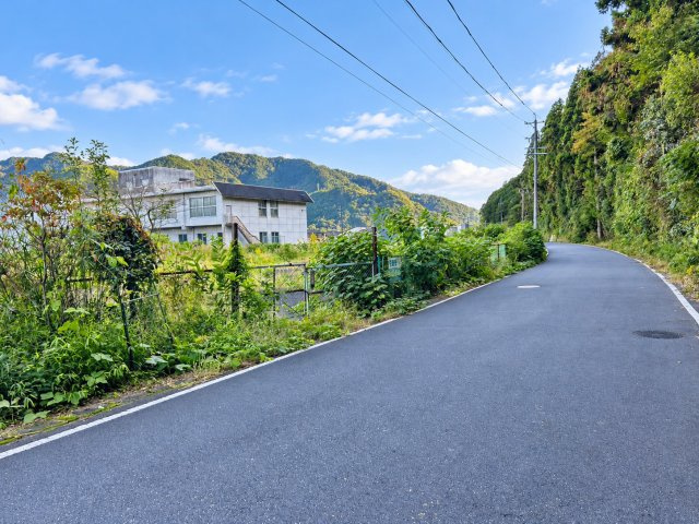 売土地　岐阜市粟野西5丁目　393.92坪の前面道路含む現地写真
