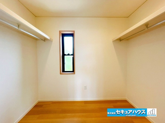 【中古戸建】刈谷市高須町1丁目の収納|【2階東側洋室6.7帖のウォークインクローゼット3帖】
◆両面にハンガーパイプと棚が設置されたウォークインクローゼットです♪大容量収納可能な設計でキャリーバッグなどの大きな荷物も片付きます。　　　　　