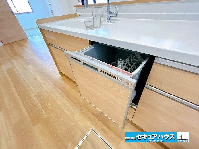 【中古戸建】刈谷市高須町1丁目のキッチン|【キッチン】
◆同時にたくさんの料理が調理できる3口コンロ。「焼く・蒸す・煮る」の工程を同時進行で進めることができるので、料理を素早く作ることができます。
◆洗い物の時短に繋がる食洗機付きです。　　　