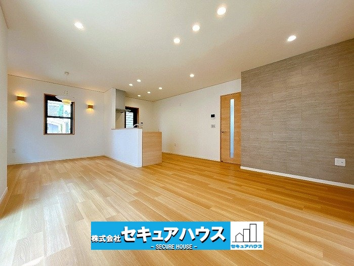 【中古戸建】刈谷市高須町1丁目の居間・リビング|【2026年8月リフォーム済】
◆本日ご案内可能♪365日営業中！
◆お子様の通学に便利な双葉小学校（徒歩約8分）エリア！駐車スペースは2台分、前面も広く停めやすいです。　　　　　　　　　　　　　　　