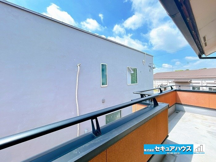 【中古戸建】刈谷市高須町1丁目のバルコニー|【バルコニー】
◆見晴らしもよく、太陽の温かな温もりをめいっぱい受け止めてくれます。
太陽の光と爽やかな風を受けたお洗濯物はあっという間に乾き、取りこむ時には太陽の匂いを感じられそうですね。　　　　　