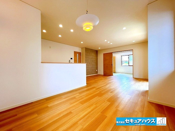 【中古戸建】刈谷市高須町1丁目の居間・リビング|【LDK17.7帖】
◆人気の対面式キッチンで料理をしながら家族と会話することができます。広々としたリビングのためダイニングテーブルや大きなソファを配置することができます。　　　　　　　　　　　　　　