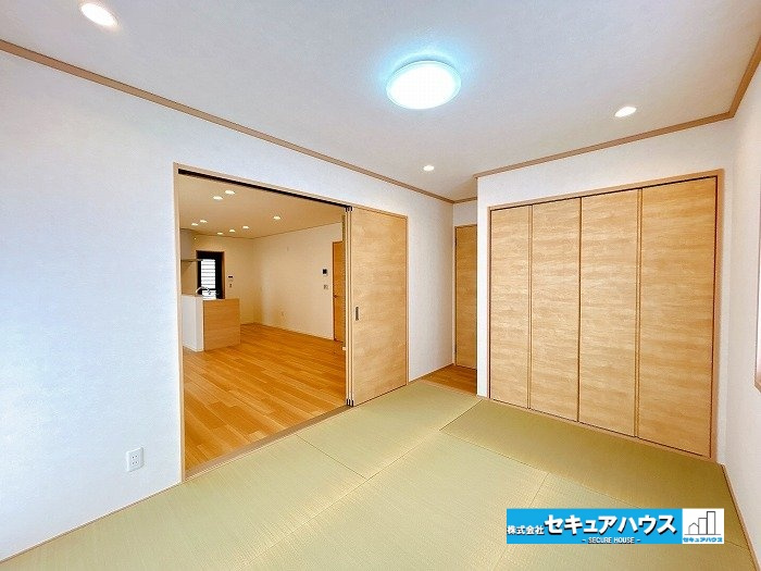 【中古戸建】刈谷市高須町1丁目の和室|【和室6帖】
◆リビングに続く和室は扉を開ければ開放感が増し、お子様の遊び場や寝転がるスペースとして活躍します。　　　　　　　　　　　　　　　　　　　　　　　　　　　　　　　　　　　　　　　　　　　　