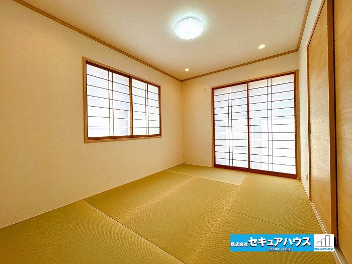【中古戸建】刈谷市高須町1丁目の和室|【和室6帖別角度】
◆来客時には扉を閉まれば客間としても利用できます。2方向の窓から採光を取り入れ明るいお部屋です♪　　　　　　　　　　　　　　　　　　　　　　　　　　　　　　　　　　　　　　　　　　