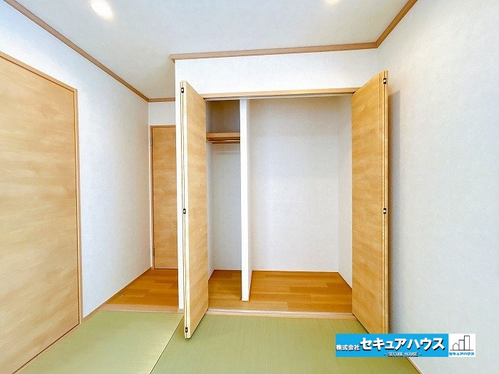 【中古戸建】刈谷市高須町1丁目の収納|【和室6帖収納】
◆収納クローゼット付きです。来客時の布団や日用品のストック、お子様のおむつなど1階に置きたいものをしまうことができる便利な収納です♪　　　　　　　　　　　　　　　　　　　　　　　　　