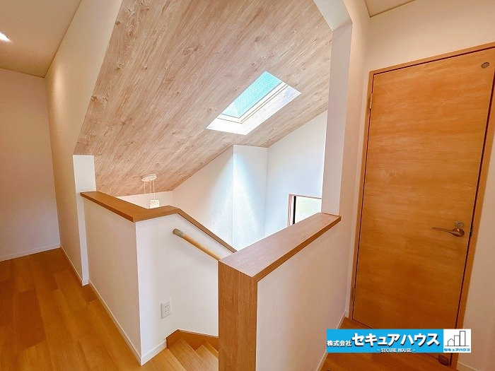 【中古戸建】刈谷市高須町1丁目の内装|【2階廊下】
◆吹抜付きで日当たり良好です♪足元が明るく照らされます。開放感溢れるデザインが魅力です！　　　　　　　　　　　　　　　　　　　　　　　　　　　　　　　　　　　　　　　　　　　　　　　　　