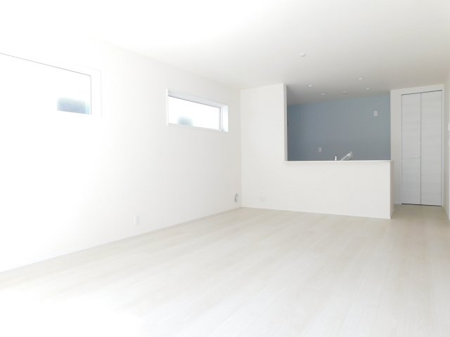 海部郡蟹江町富吉１丁目の新築一戸建の居間・リビング|◇リビング◇　　南面で明るいリビング１８．０帖　家族が集まってもゆったり過ごせます。