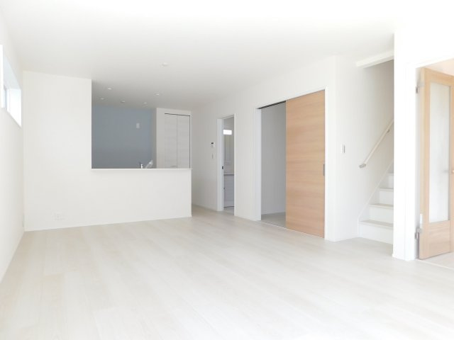 海部郡蟹江町富吉１丁目の新築一戸建の居間・リビング|◇リビング◇　　南面で明るいリビング１８．０帖　家族のコミュニケーションの機会が増えるリビング階段♪