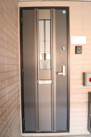 府中市小柳町２丁目のアパートの玄関