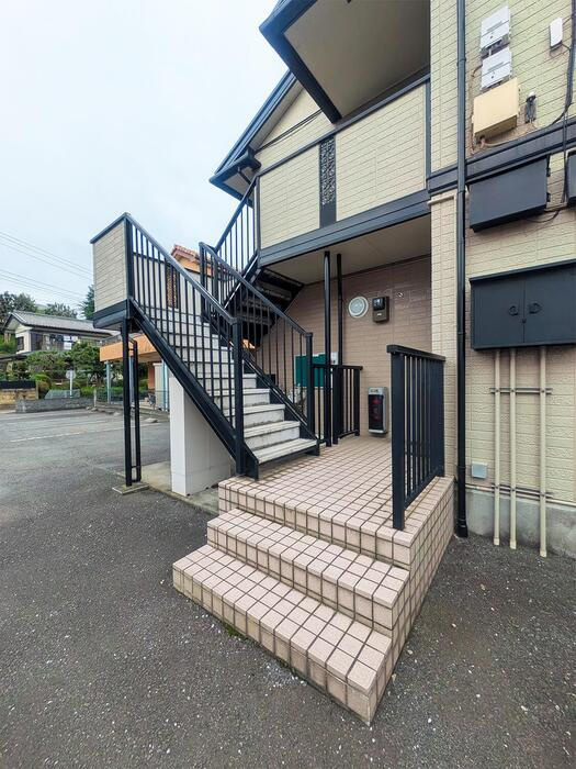 府中市小柳町２丁目のアパートのエントランス