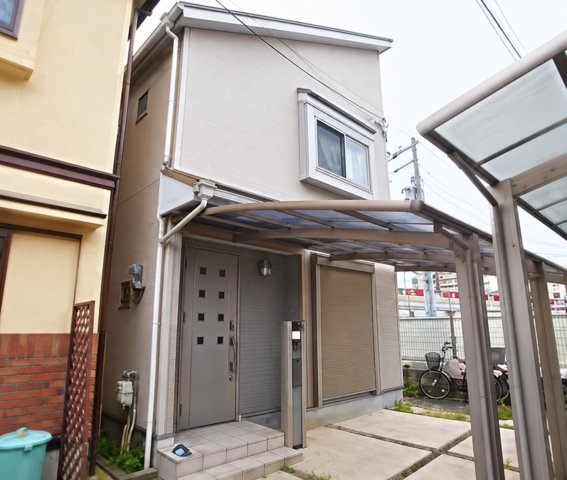 八尾市弓削町３丁目の外観|JR志紀駅徒歩5分の好立地！カーポート付きの2階建て住宅♪全面リフォーム後のお引渡しで快適な新生活を始められます