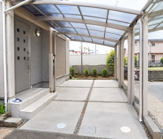 八尾市弓削町３丁目の駐車場|カーポート付きで大切なお車を雨や日差しから守ります♪毎日の車の乗り降りにも便利な駐車スペースです