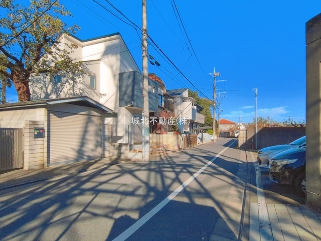 練馬区関町東1丁目 限定1棟の前面道路含む現地写真|前面道路南側約5.2ｍ公道に面しており、お車も安心して駐車していただけます♪