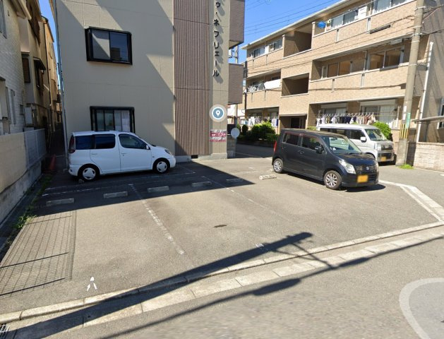 ドゥネフリエールの駐車場