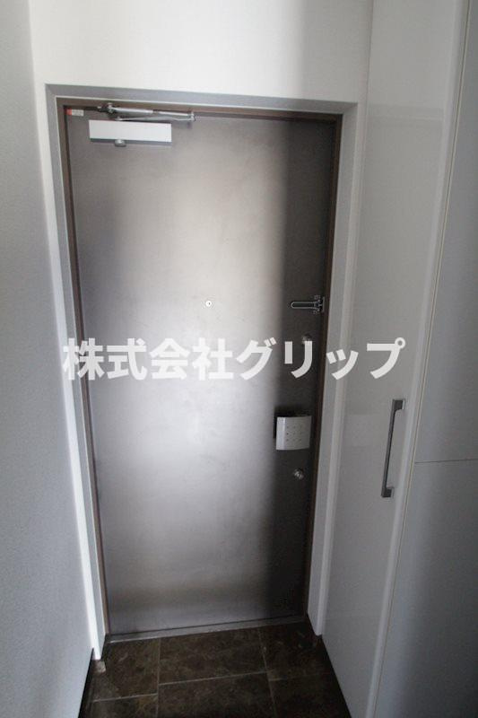 グリフィン横浜・桜木町六番館の玄関