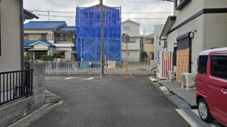 【前面道路含む現地写真】 | 高槻市西冠1丁目　戸建 | 西側幅員約4.5m