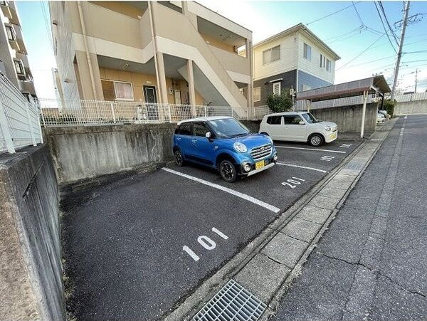 エクセルハイムB棟の駐車場