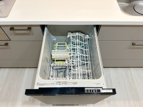 佐伯区五日市中央3丁目のキッチン|4人から5人分の食器洗浄乾燥機☆
水道代の節約にもなり、家事の時短もできる優れ物です♪
スライド式で上から全体が見えるため食器の出し入れもスムーズです♪