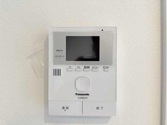佐伯区五日市中央3丁目の防犯設備|ドアホン☆
来客があったとき、室内からカメラやマイクを使って相手や用件を確認できます。相手を事前に確認することができ、訪問販売対策や防犯面でも役に立つアイテムです♪