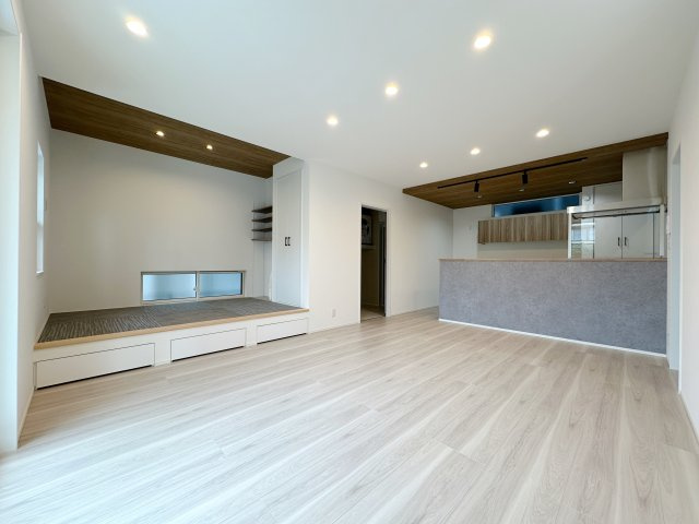 佐伯区五日市中央3丁目の居間・リビング|小上がりの畳コーナーのあるLDK☆
キッチンからはリビング全体を見渡すことができます♪