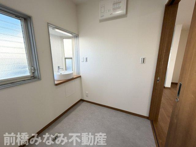 【中古】高崎市倉賀野町　５LDKの洗面所|明るい洗面所です
