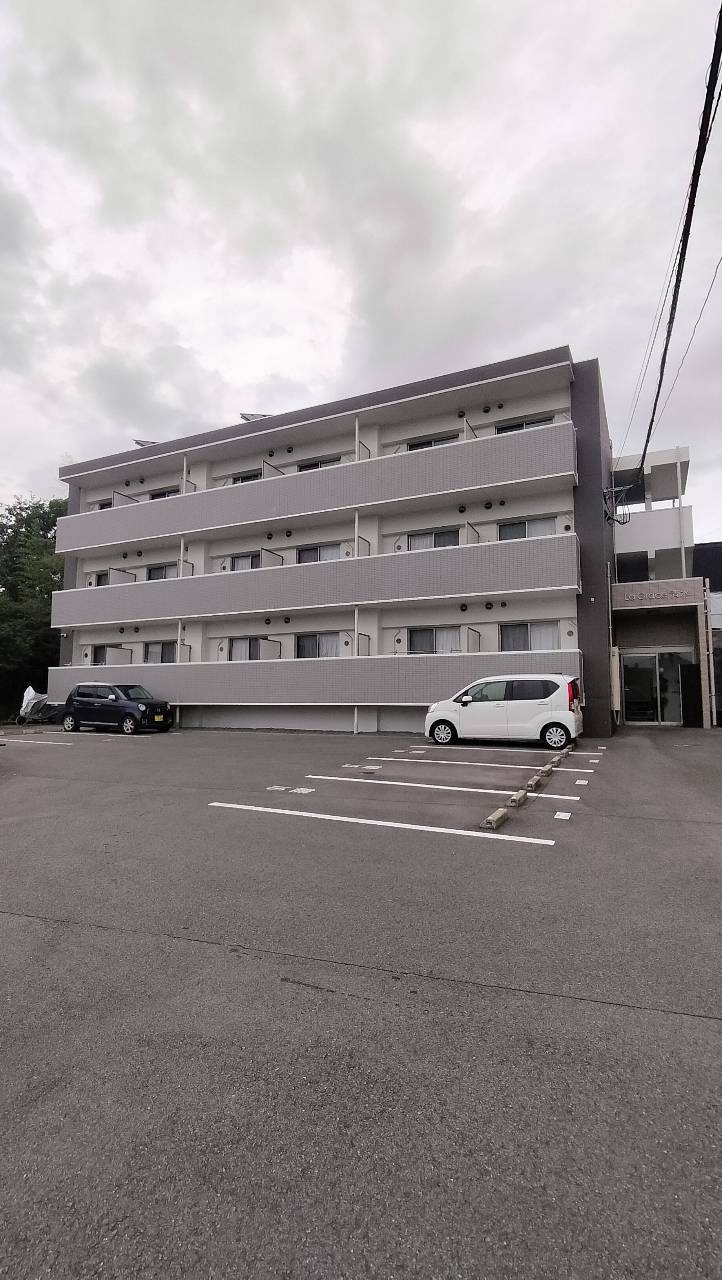 事業用一棟売りアパート　La　Grace清水の駐車場|駐車場各部屋1台ずつございます