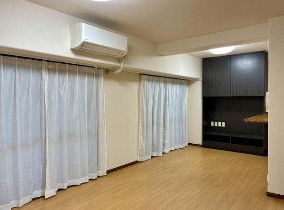 「アクセス良好で生活のしやすさ抜群◎」高知市高須３丁目　サーパス高須一番館2F　中古マンションの居間・リビング|大きな窓と木目の床が心地よいリビング。南向きで日当たり良好です♪