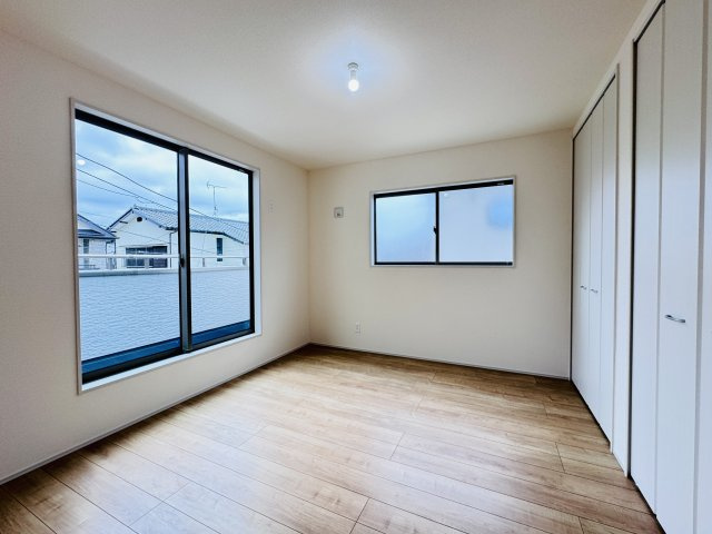 市川市大野町１丁目新築戸建【大野小学校：9分】の寝室|7帖寝室・南側バルコニー前の明るいお部屋です♪