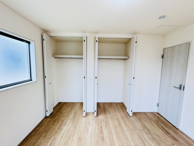 市川市大野町１丁目新築戸建【大野小学校：9分】の収納|7帖寝室収納・クローゼット２つでたっぷり収納♪