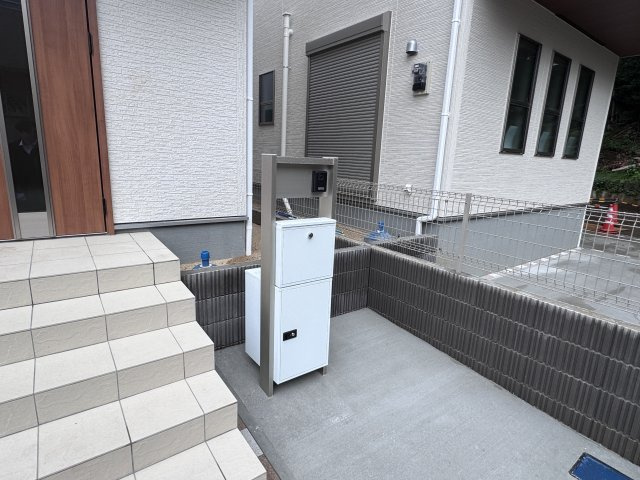 市川市大野町１丁目新築戸建【大野小学校：9分】の防犯設備|インターホン・宅配ボックス完備