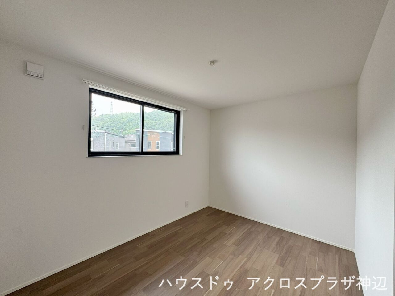高西町川尻1号棟　3790万の洋室|【主寝室6帖】余計な凹凸がなく、ダブルベッドやチェスなどもすっきりと配置できる使い勝手の良い6帖スペースです。