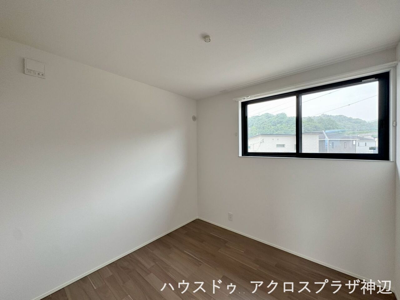 高西町川尻1号棟　3790万の洋室|【洋室5帖①】深みのある木目調の床と、清潔感のあるホワイトの壁が調和。コンパクトなお部屋でも圧迫感を感じさせず、開放的です。